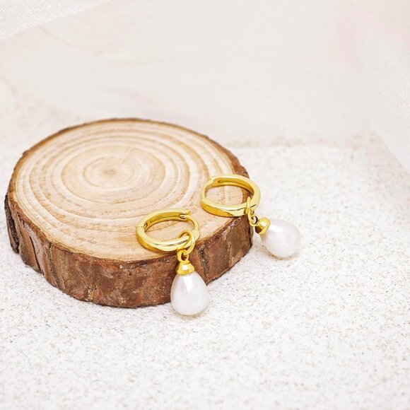 Women's 14k Gold Plated CZ Leaf Pearl Dangle Drop Gold Earrings Hypoallergenic - Picture 3 of 6